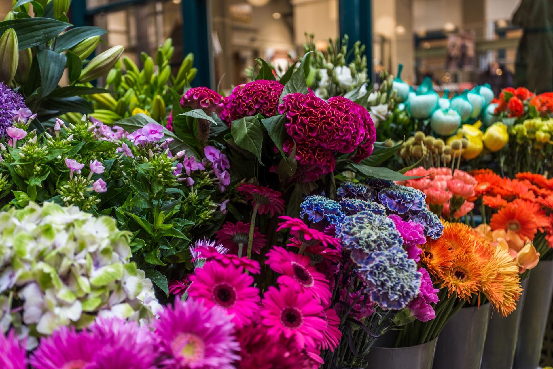 Un mazzo di fiori colorati in vaso esposti in un negozio di fiori.