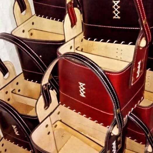 Una pila de cestas de madera con la palabra xxx en ellas