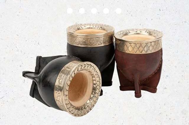 Hay tres tazas una al lado de la otra sobre una mesa.