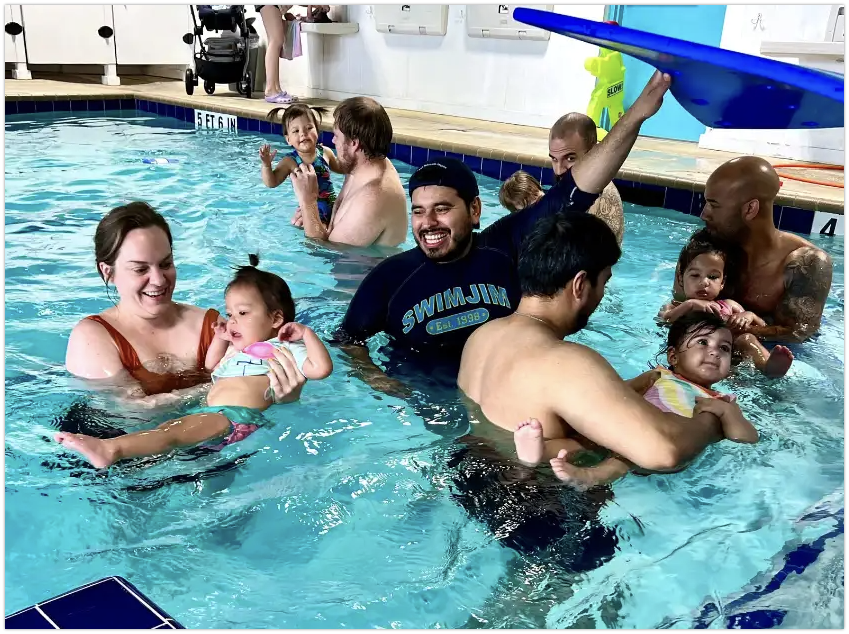 In this class, our instructors use happy songs and fun games to help babies/toddlers develop their gross motor skills and improve their self-esteem as well as work on the water safety skills of controlled breathing, flotation, and horizontal balance. This class facilitates the learning process through socialization and peer motivation.