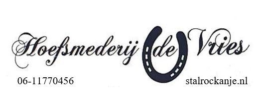 Een zwart-wit logo met een hoefijzer erop