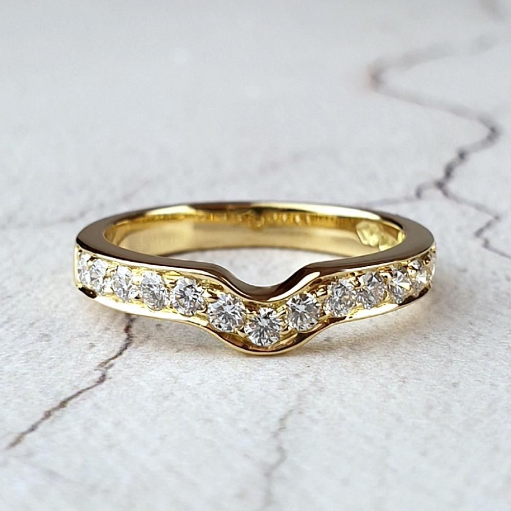 Fitted eternity ring with diamonds
