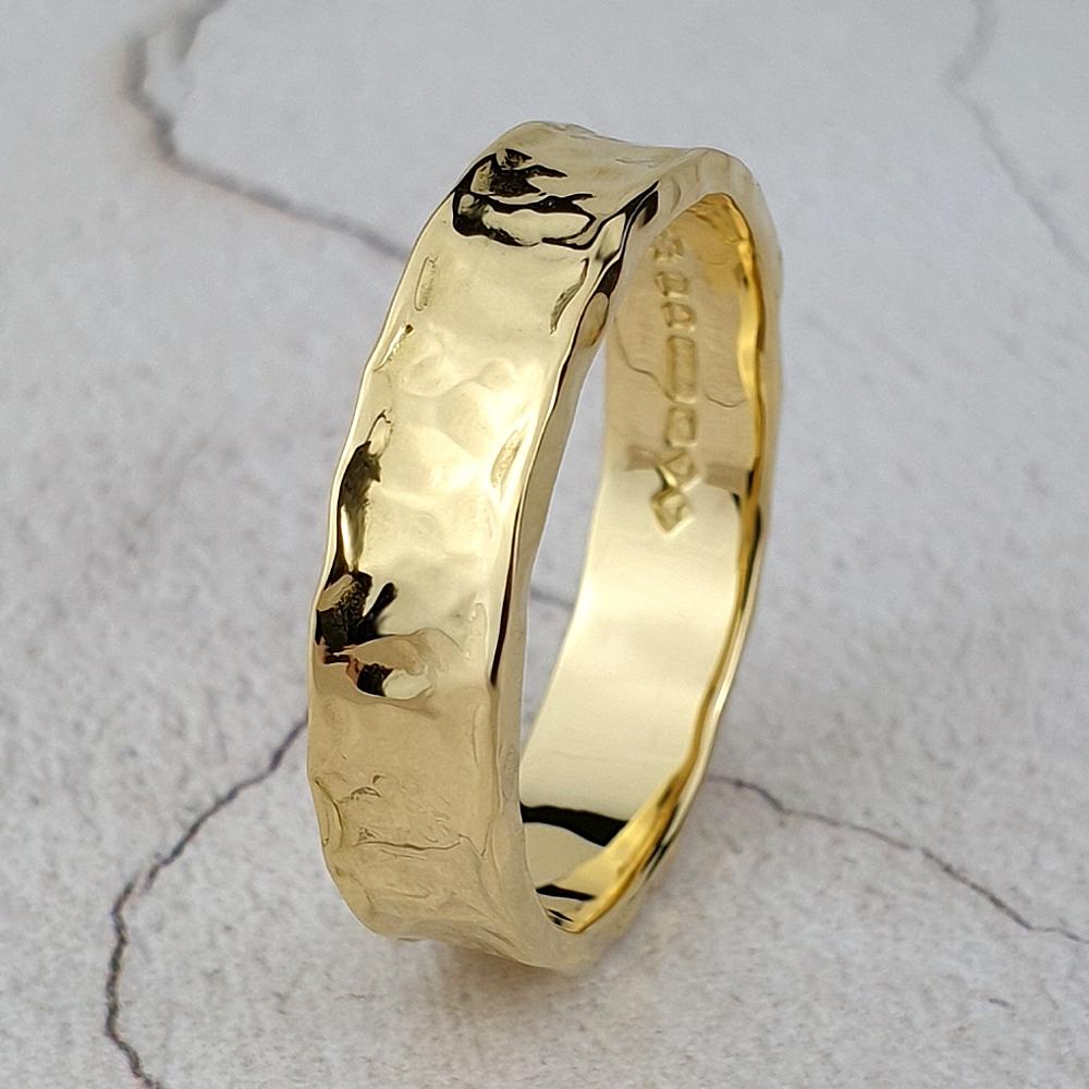 Slightly concave band with hammered texture