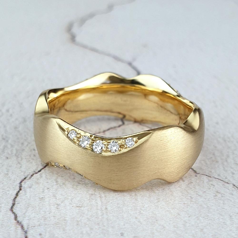 18ct yellow gold carved band with pavé-set diamond edges