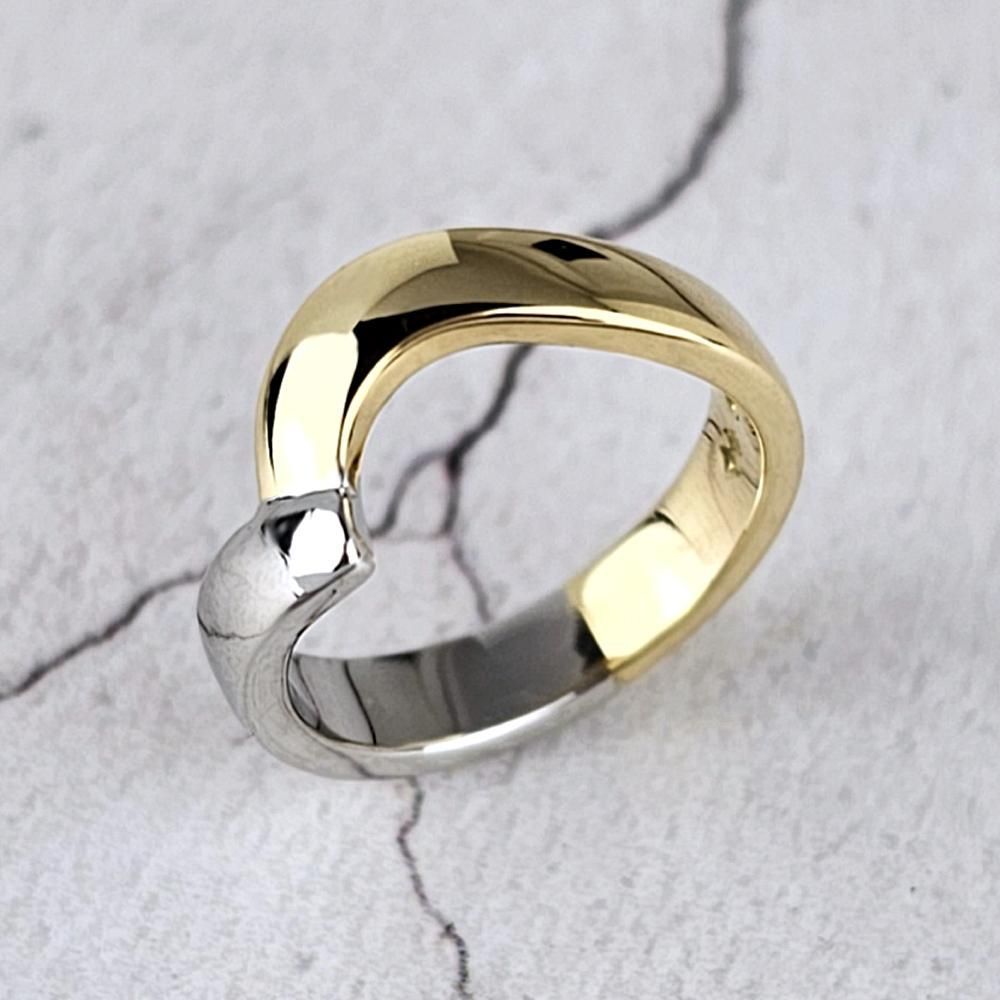 Fitted wedding ring, half yellow gold and half platinum