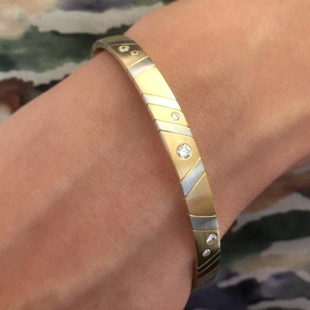 Gold torc with platinum stripes and diamonds