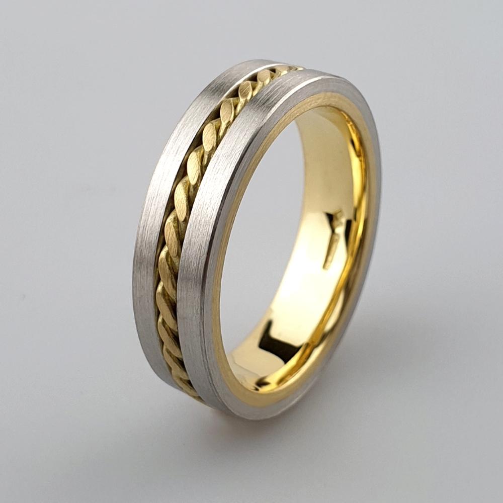 Flat court wedding ring with twisted centre