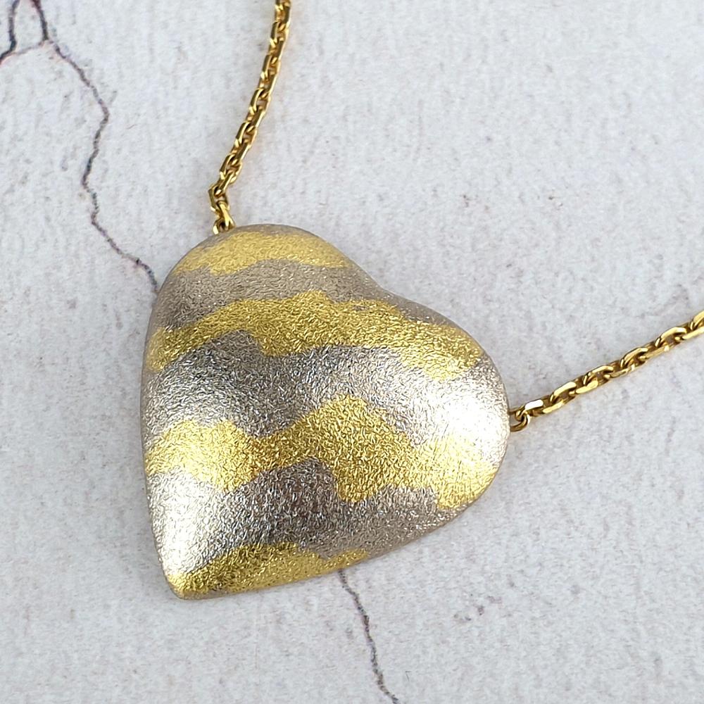 18ct white gold pendant with yellow gold inlay