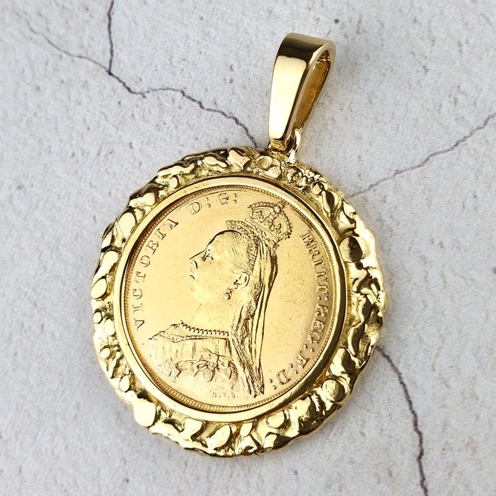 Gold sovereign pendant with organic surround