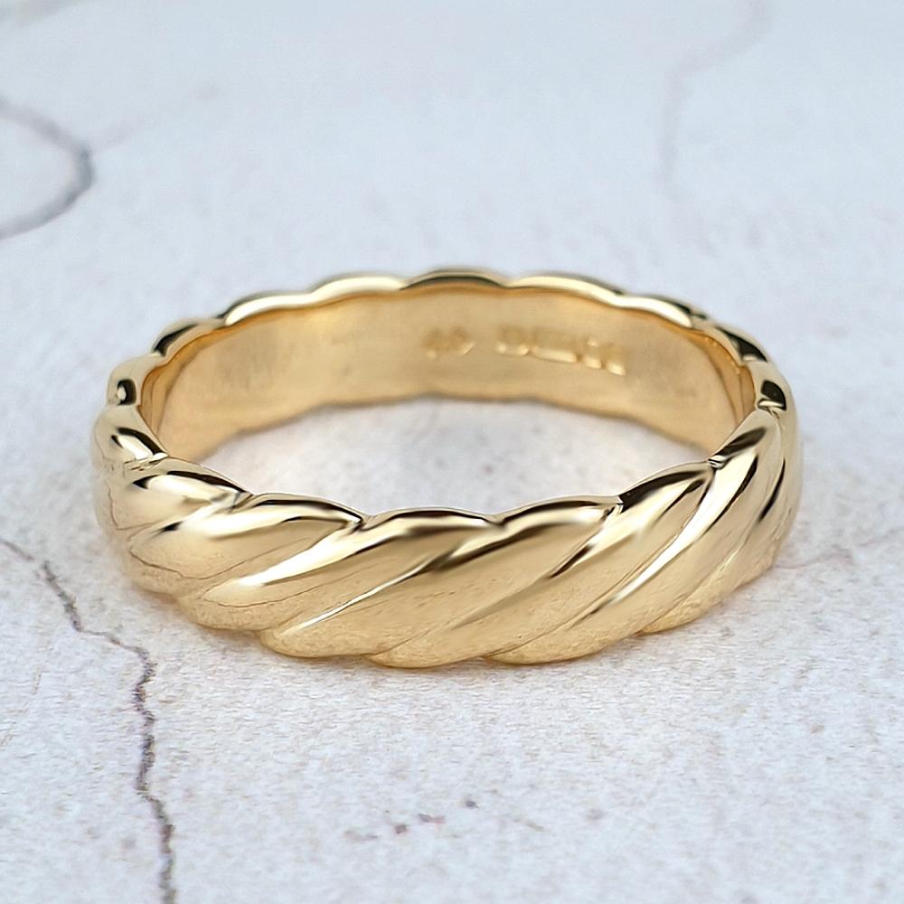Carved twist-effect band