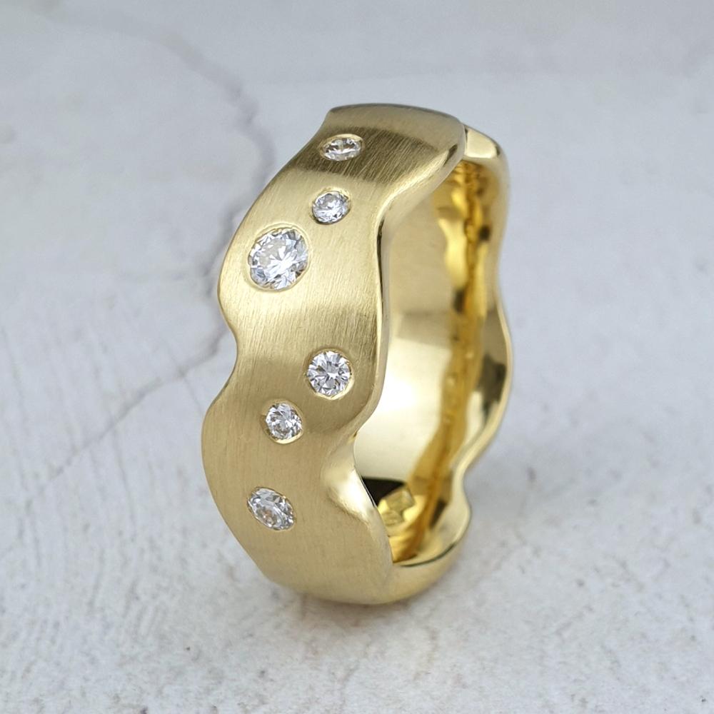 18ct gold carved ring with scattered diamonds