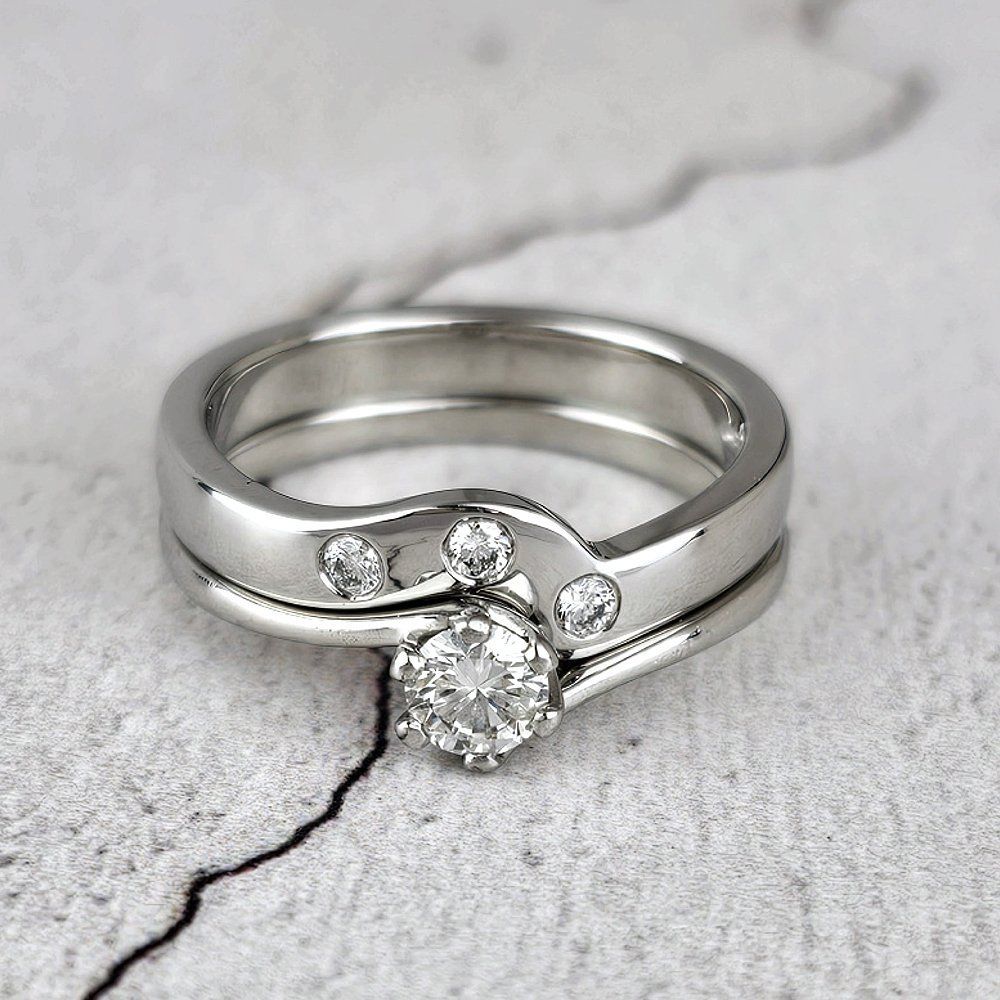 A fitted wedding ring set with three diamonds