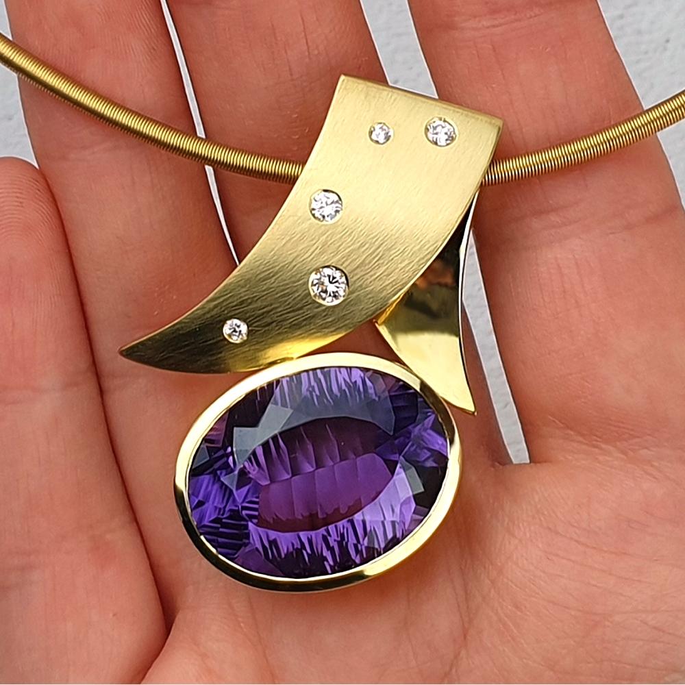 Large 18ct gold pendant with oval amethyst and scattered diamonds