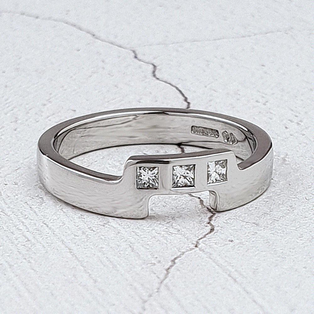 Fitted wedding rings with princess cutdiamonds