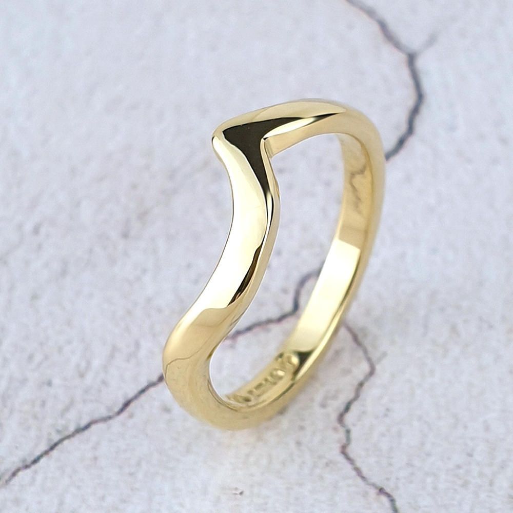 plain 18ct gold fitted wedding ring