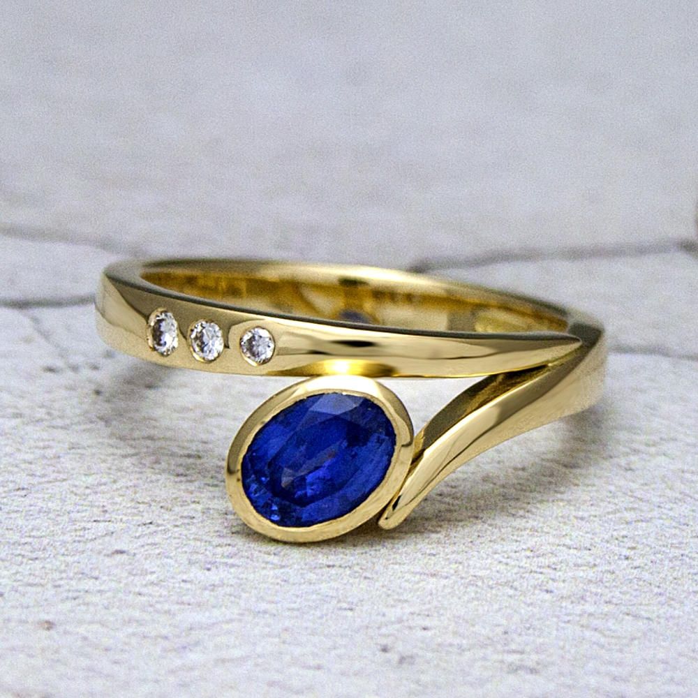 Flick ring with oval sapphire