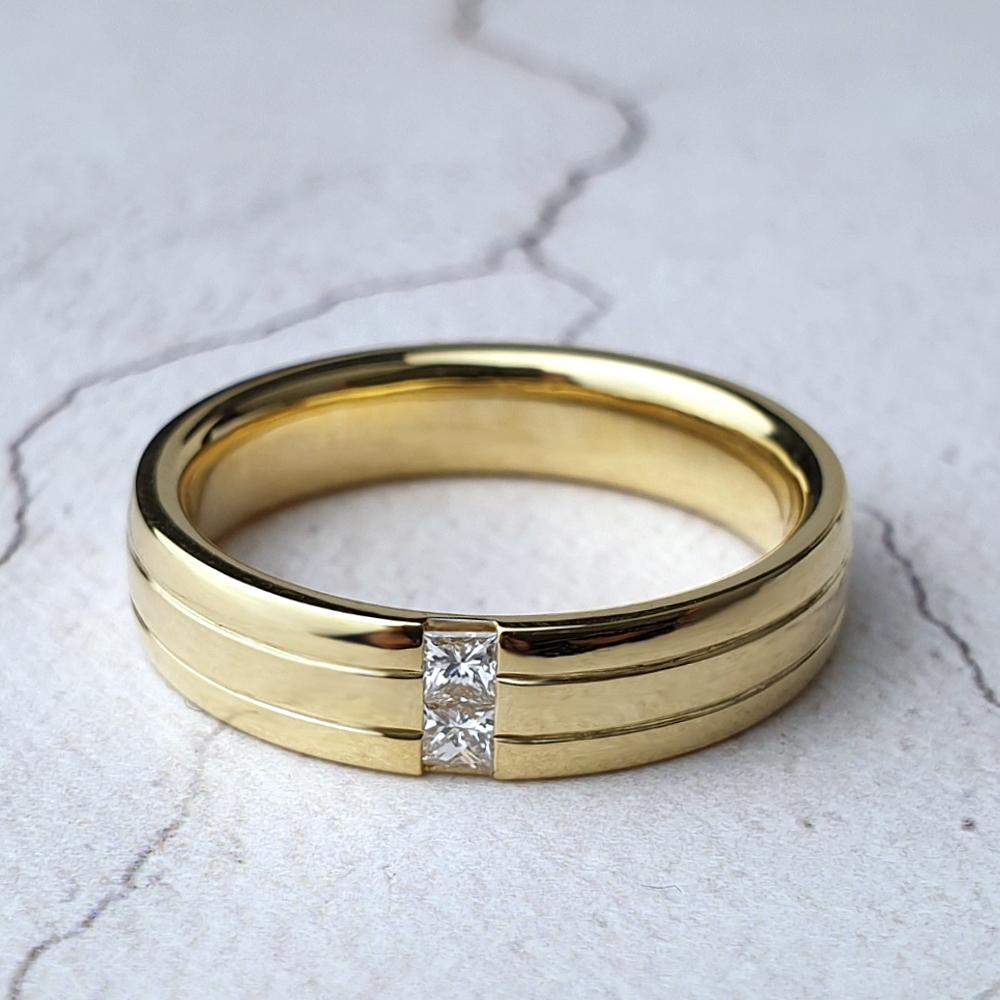 Mans gold ring with two grooves and diamonds