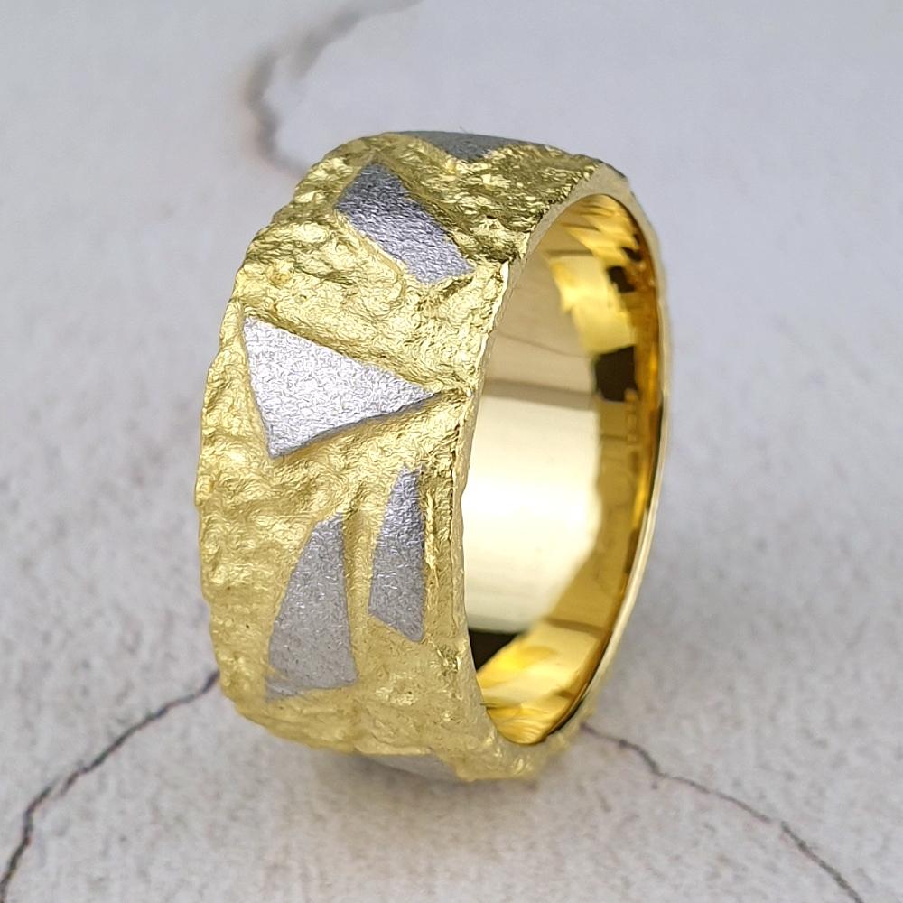 Wide 18ct yellow gold band with shards of platinum