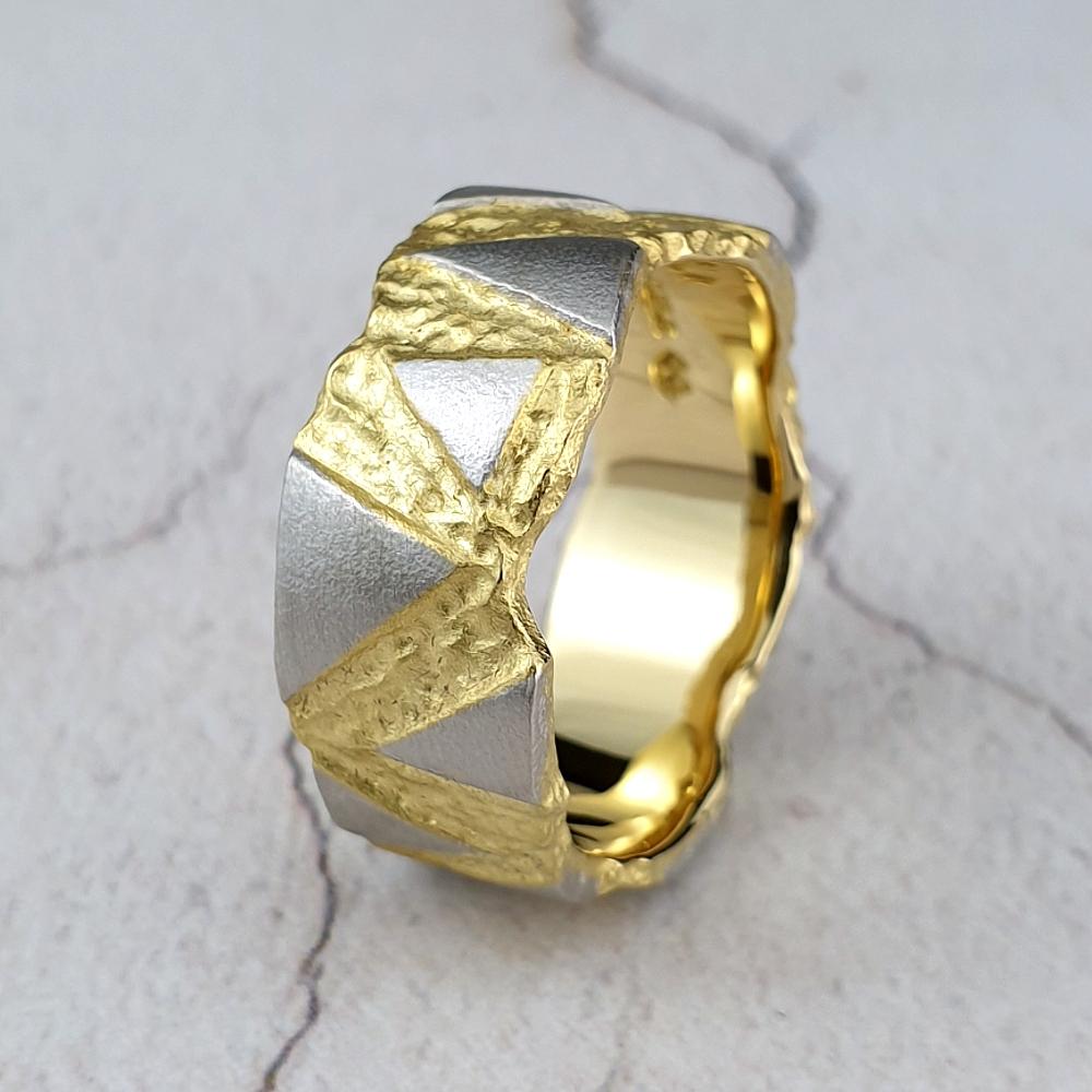 Irregular yellow gold band with scattered triangles of platinum