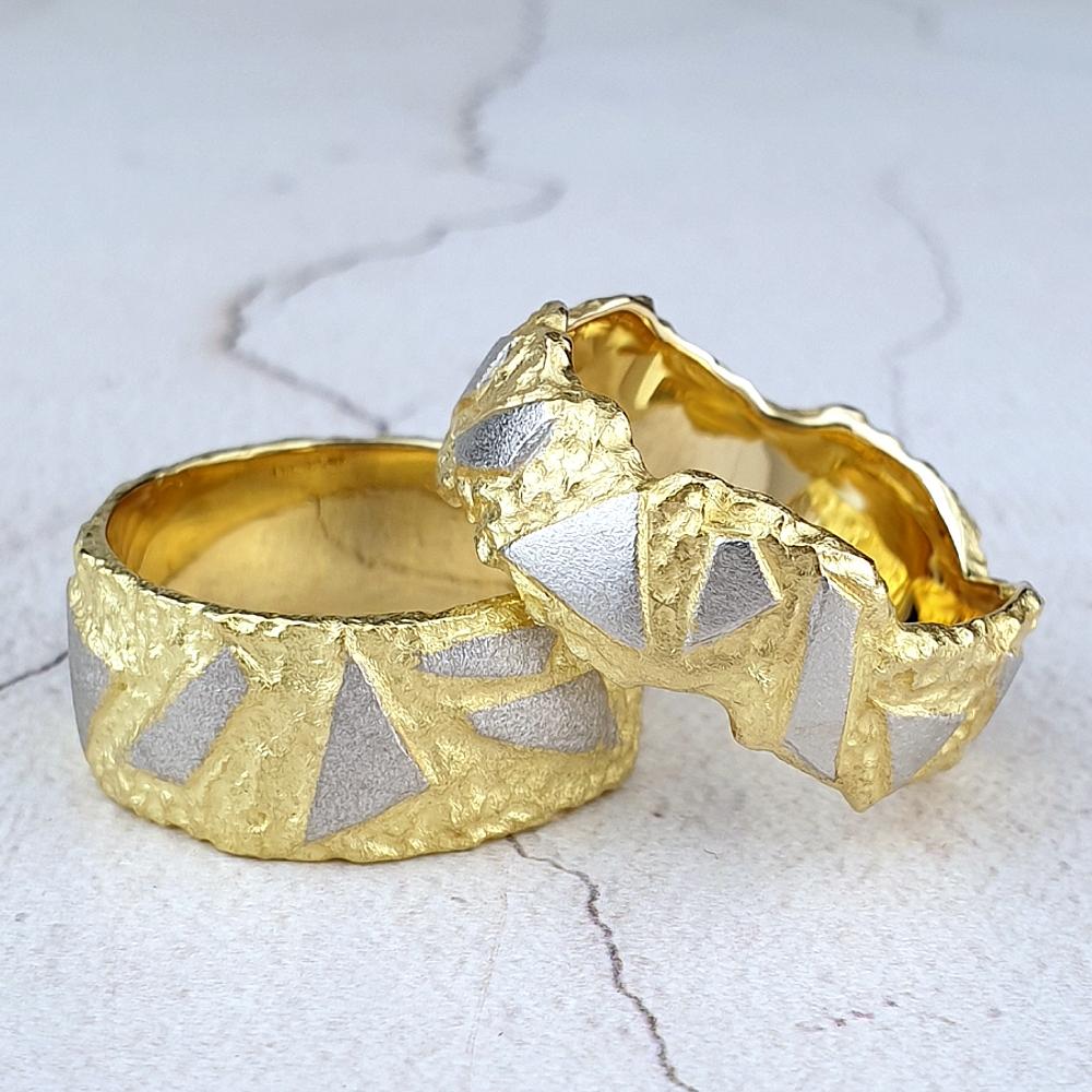 Yellow gold rings with shards of platinum