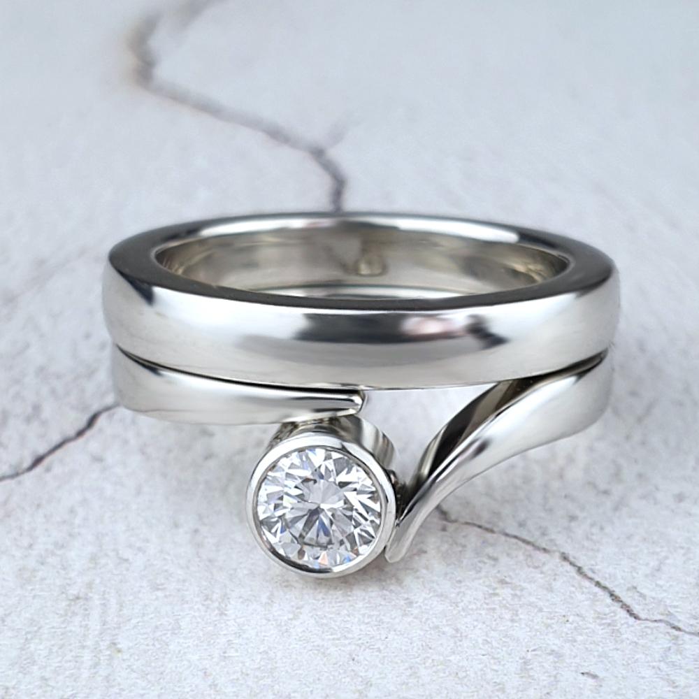 Polished platinum Flick ring with wedding ring