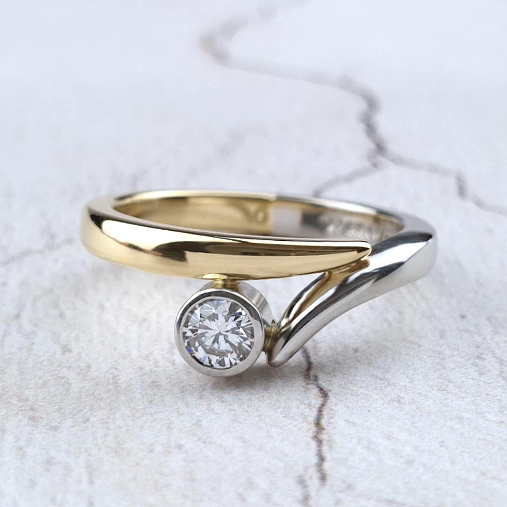 Platinum and yellow gold Flick ring with a round diamond