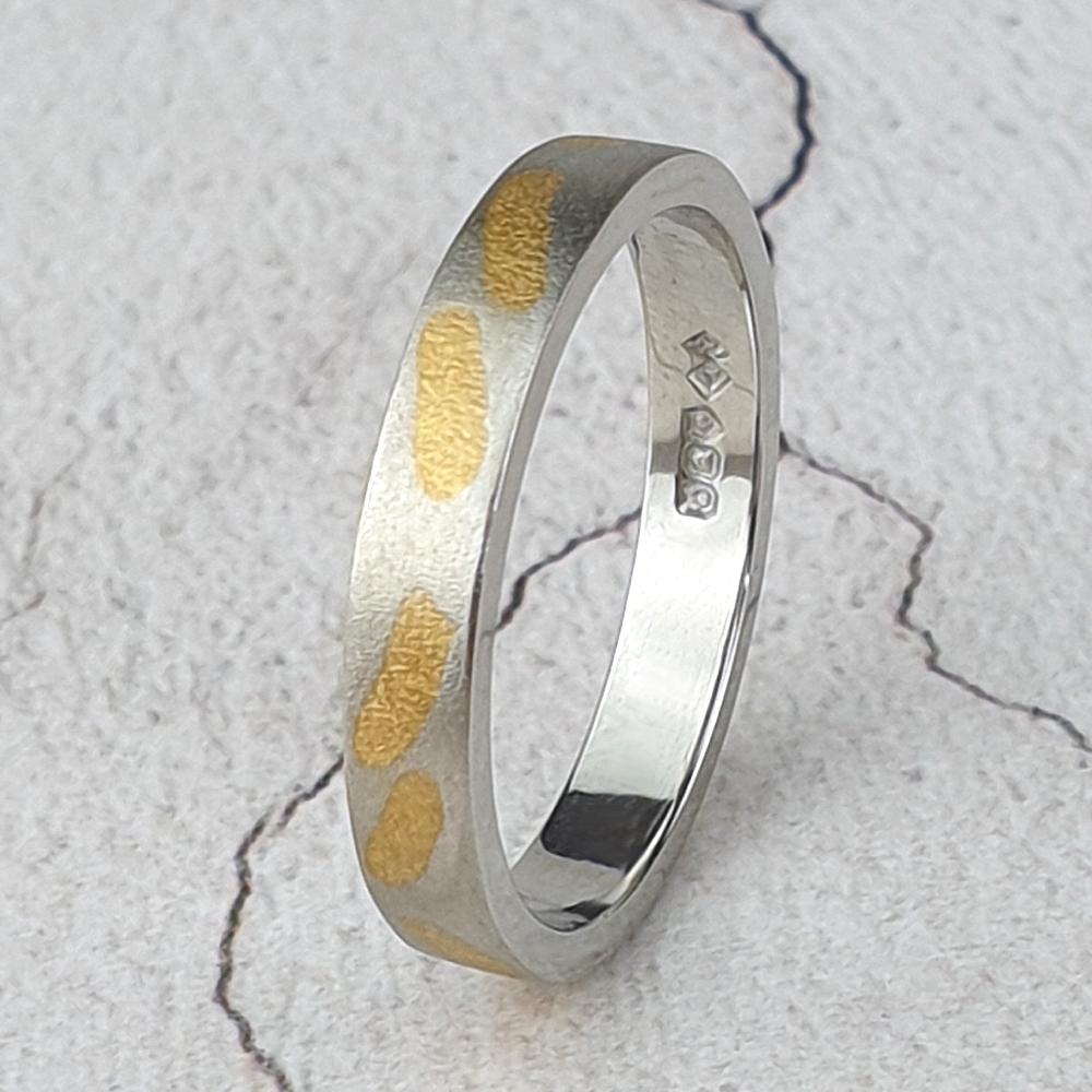 Bohofrosted platinum band with touches of pure gold