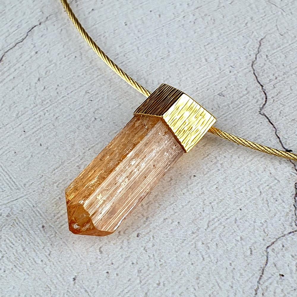18ct gold pendant with uncut imperial topaz crystal