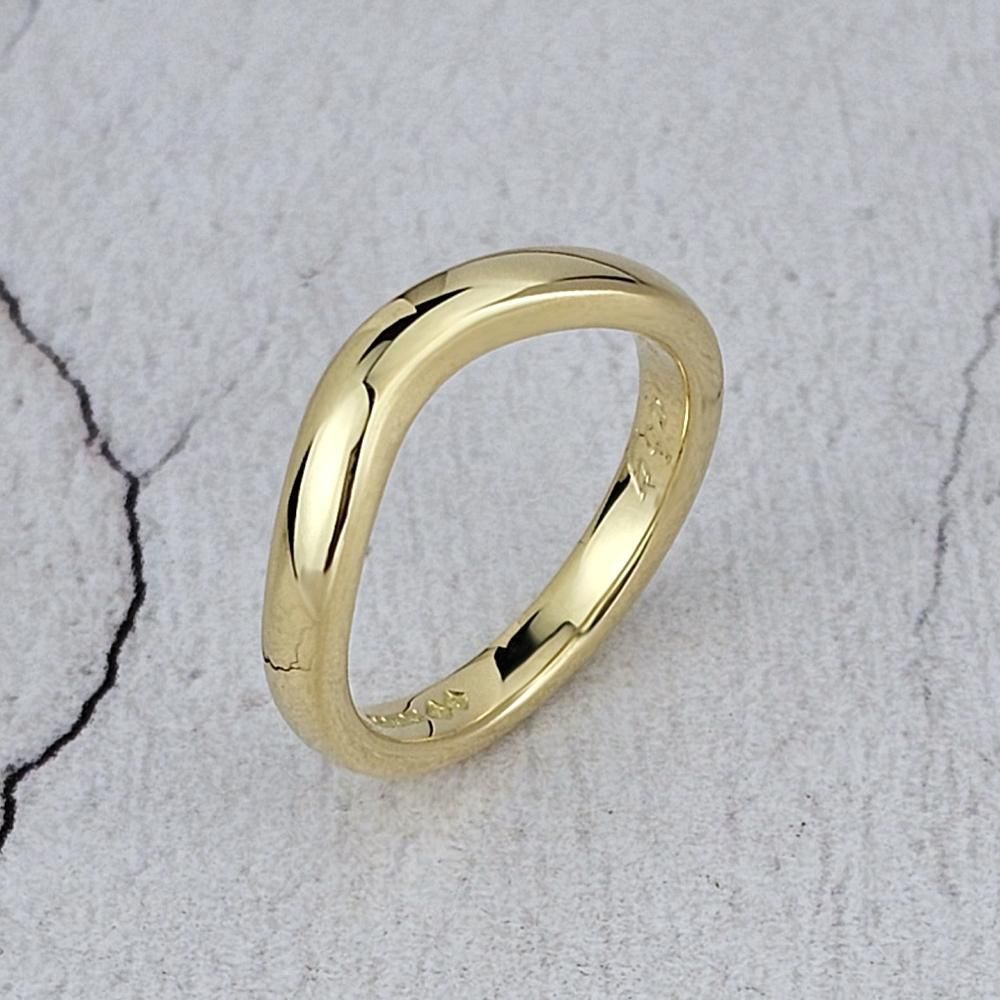 A simple wedding ring with a curve to fit with the engagement ring