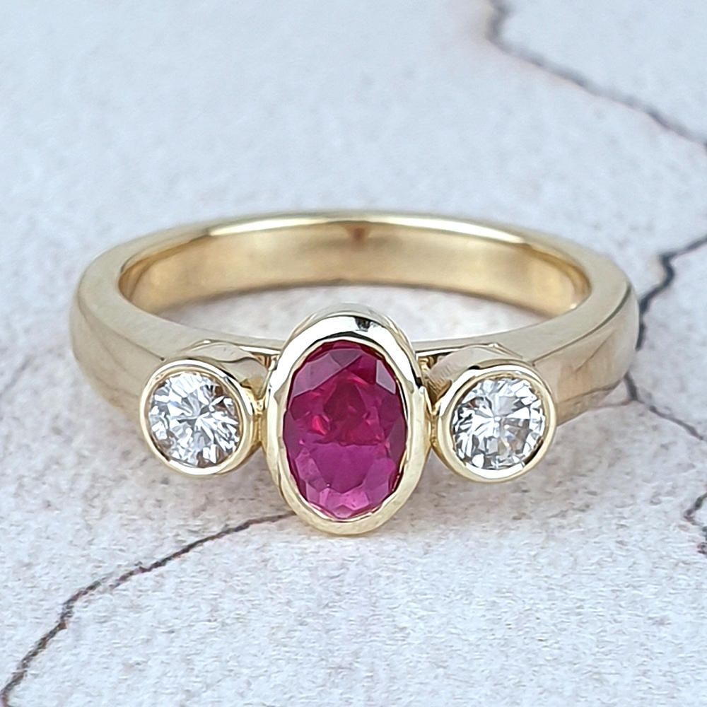 Three-stone ring with ruby and diamonds