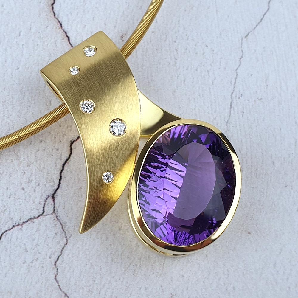 18ct gold pendant with a large oval Amethyst
