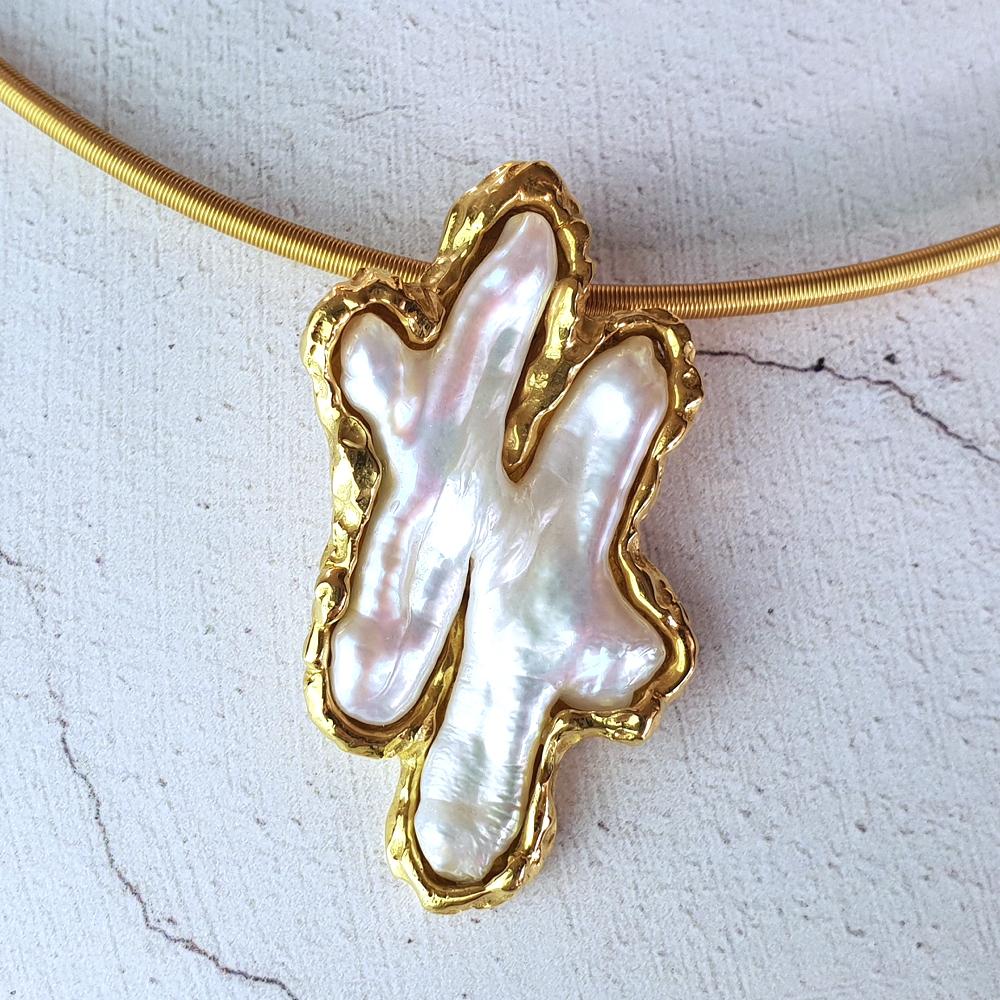 18ct gold pendant with baroque freshwater pearl