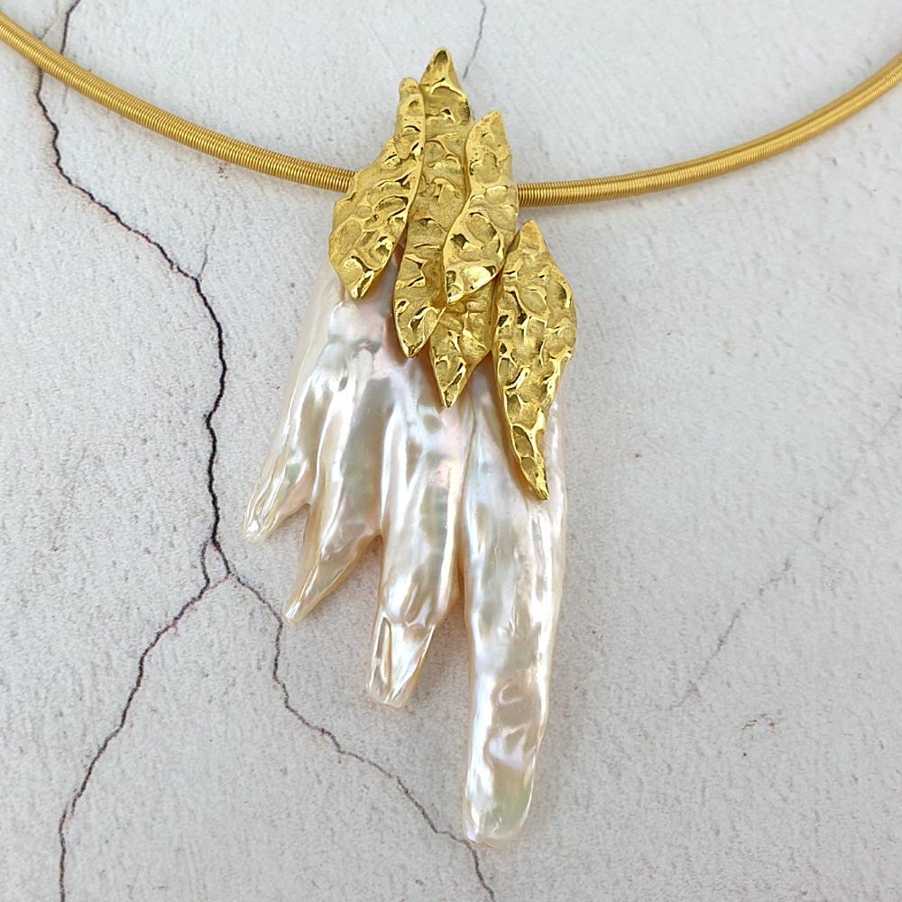 18ct gold pendant with a baroque freshwater pearl