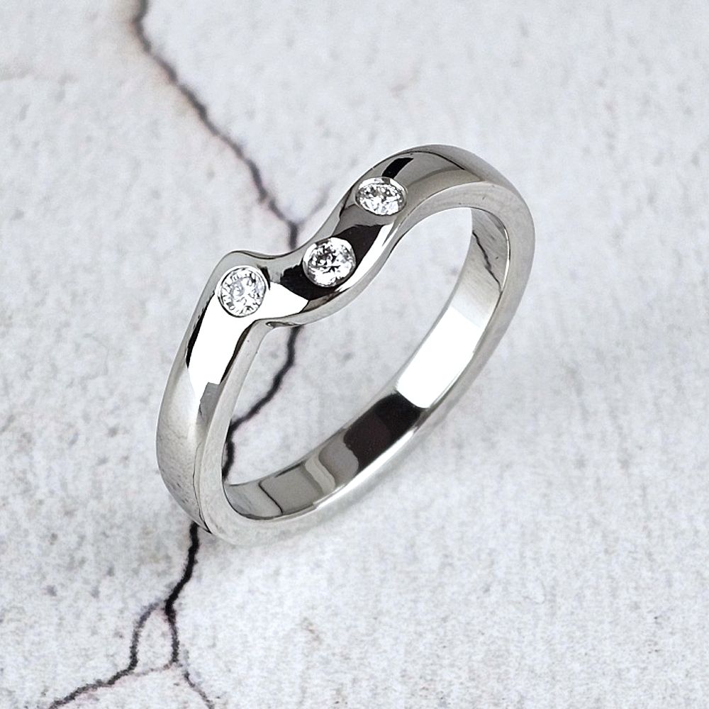 Custom made wedding ring in platinum, made to fit a crossover engagement ring