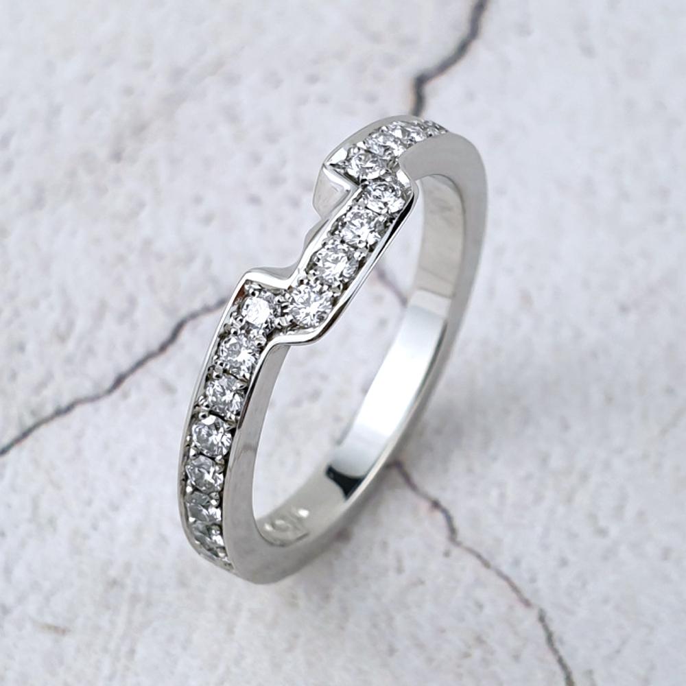 Fitted wedding rings with pavé-set diamonds