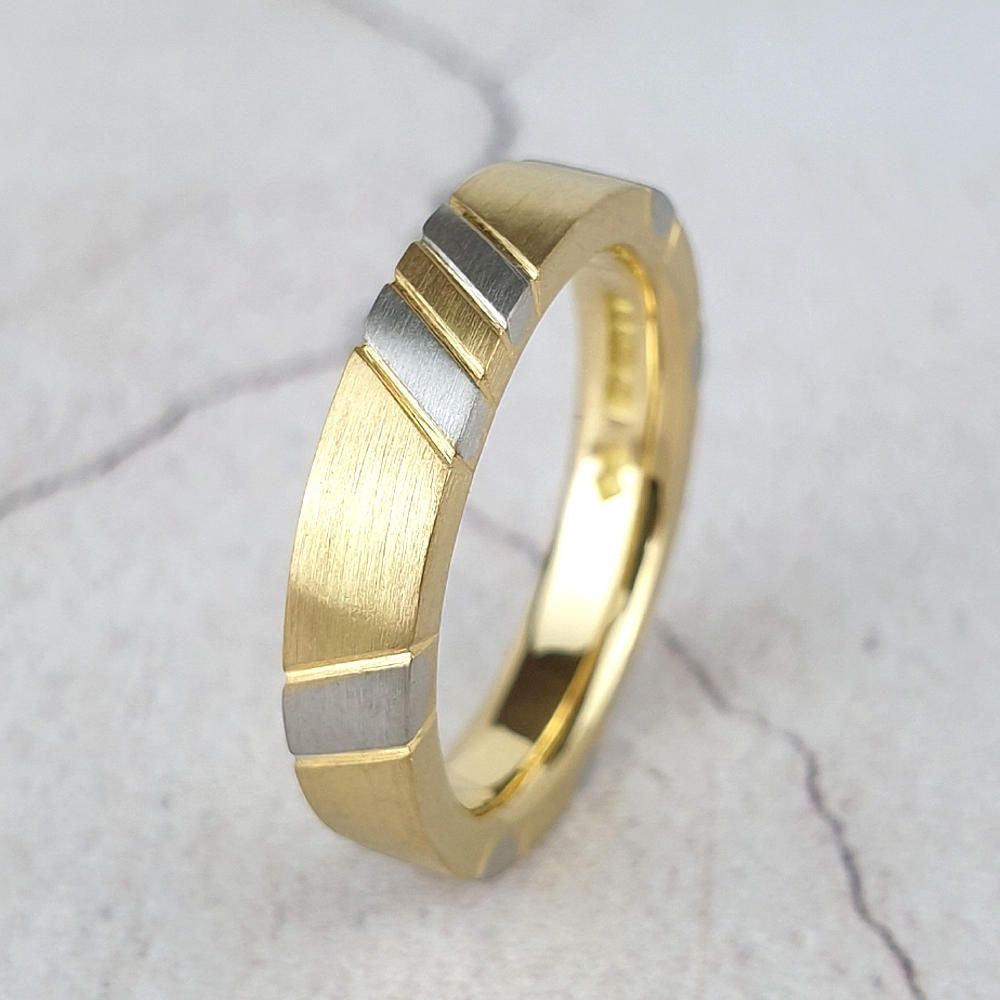 Flat court with inlaid stripes