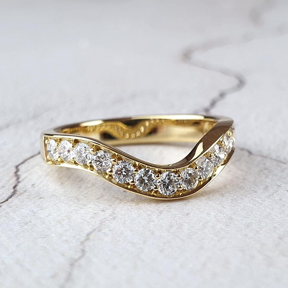 18ct yellow gold fitted band with pavé-set diamonds, to fit a cluster engagement ring.