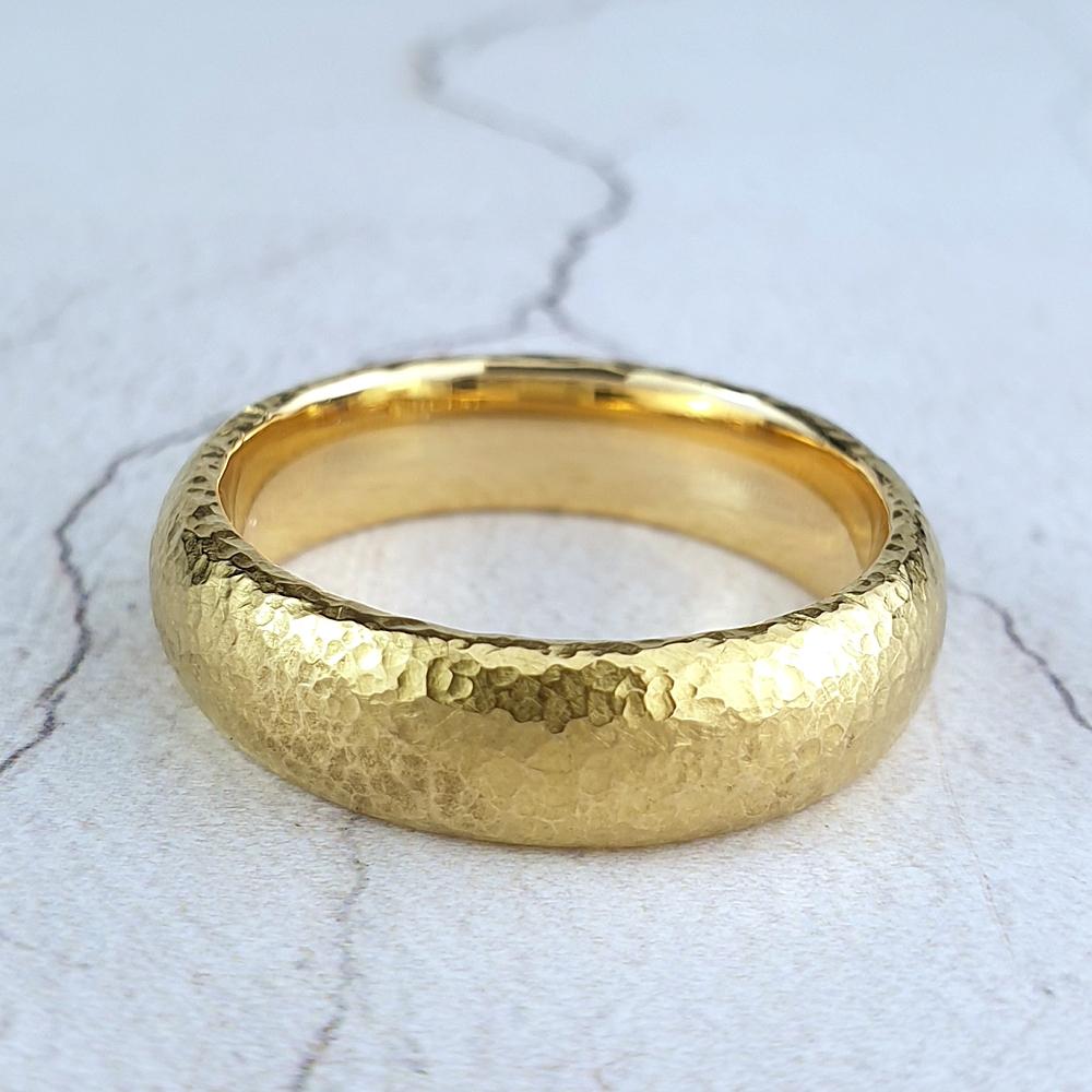 Man's 22ct gold band finely hammered