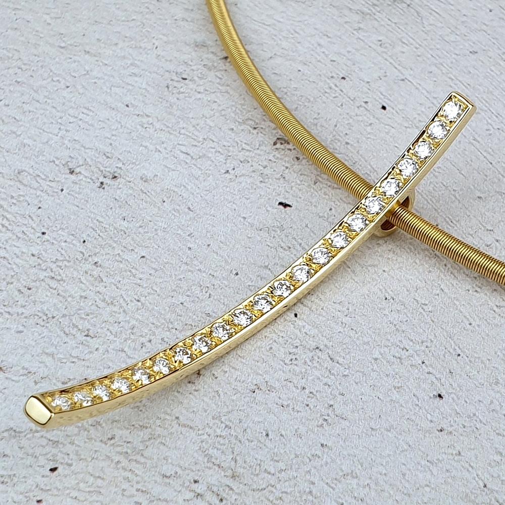 18ct gold pendant pavé-set with a line of diamonds.