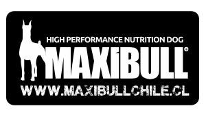 Logotipo de comida para perros MaxiBull en blanco y negro con silueta de perro, texto y dirección de sitio web.