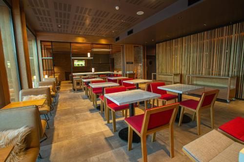 Un restaurante con mesas y sillas y un gran ventanal.