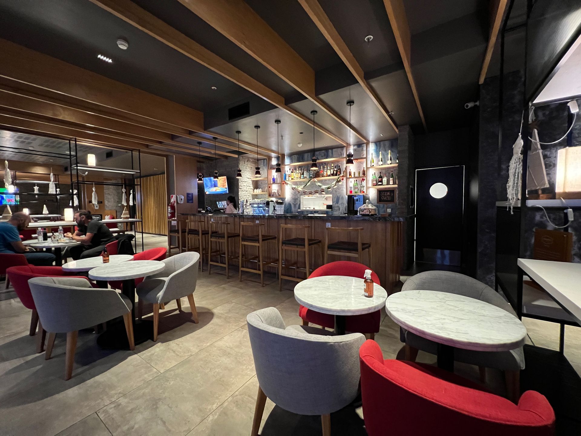 Un restaurante con mesas y sillas y un bar.