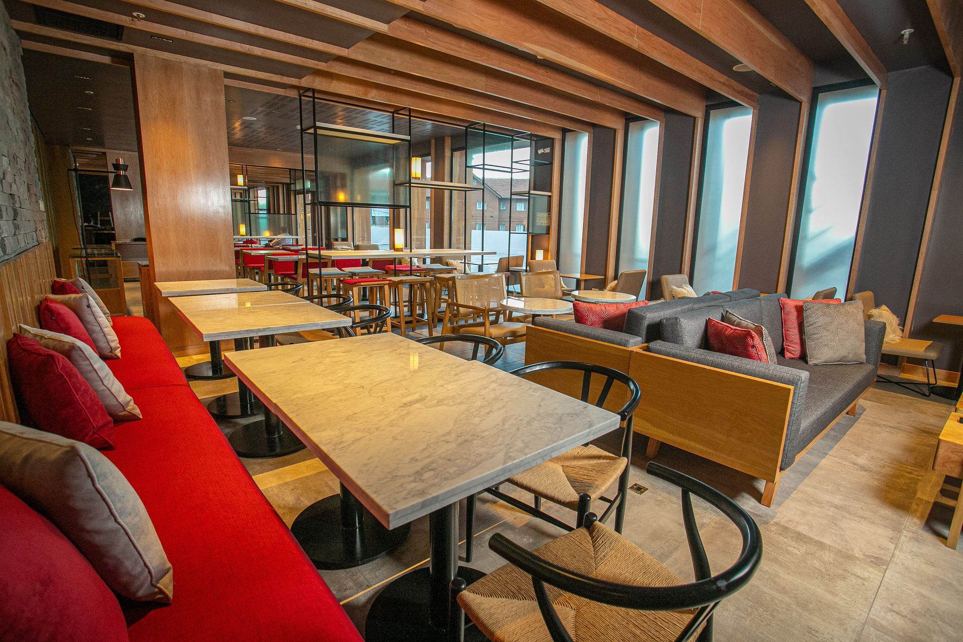 Un restaurante con mesas y sillas y un sofá.