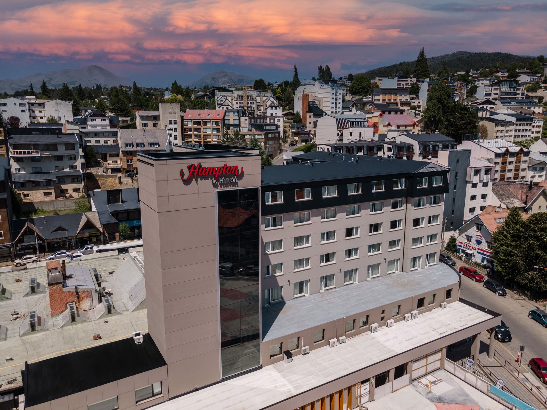 Una vista aérea de un gran hotel en medio de una ciudad.