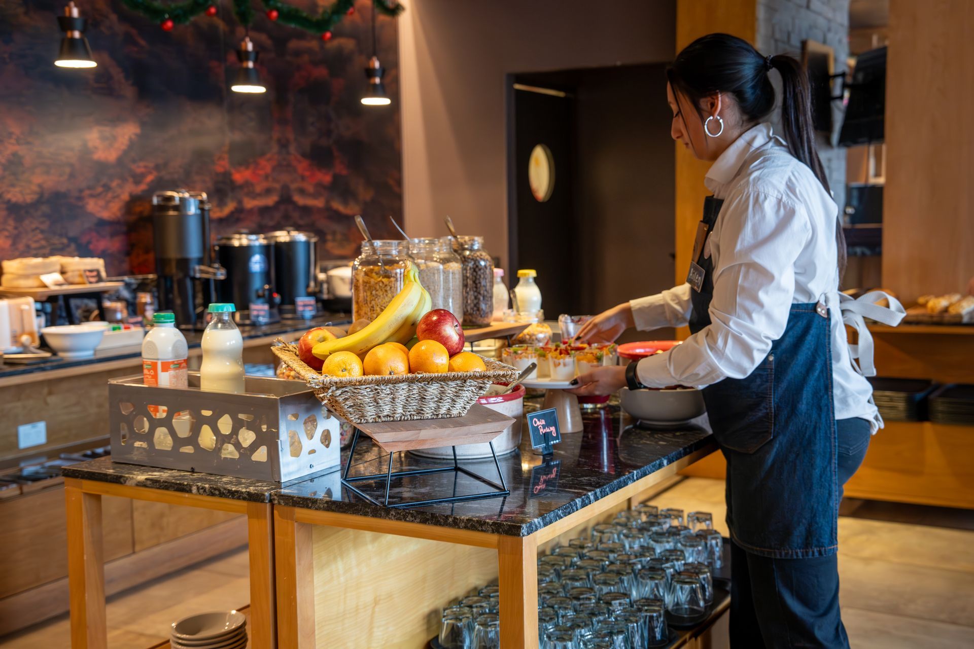 Un hombre y dos niños están haciendo un picnic en la playa.