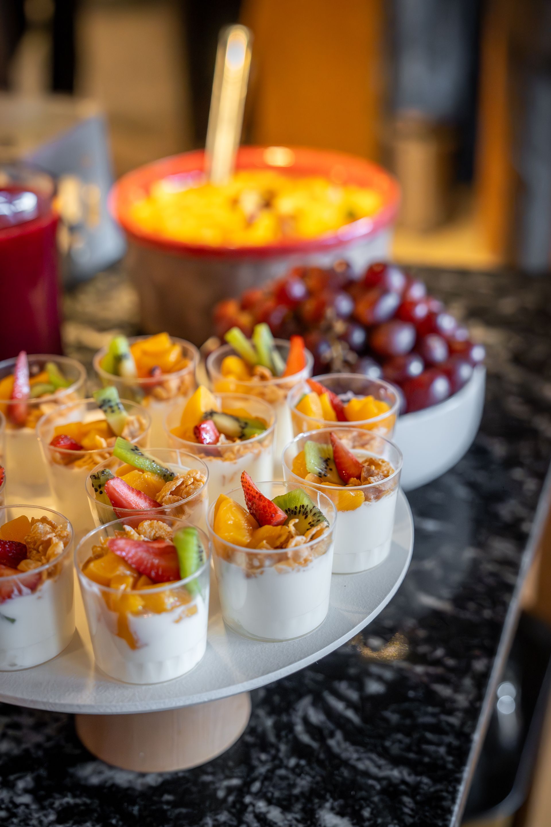 Una mesa cubierta con una variedad de postres y frutas.