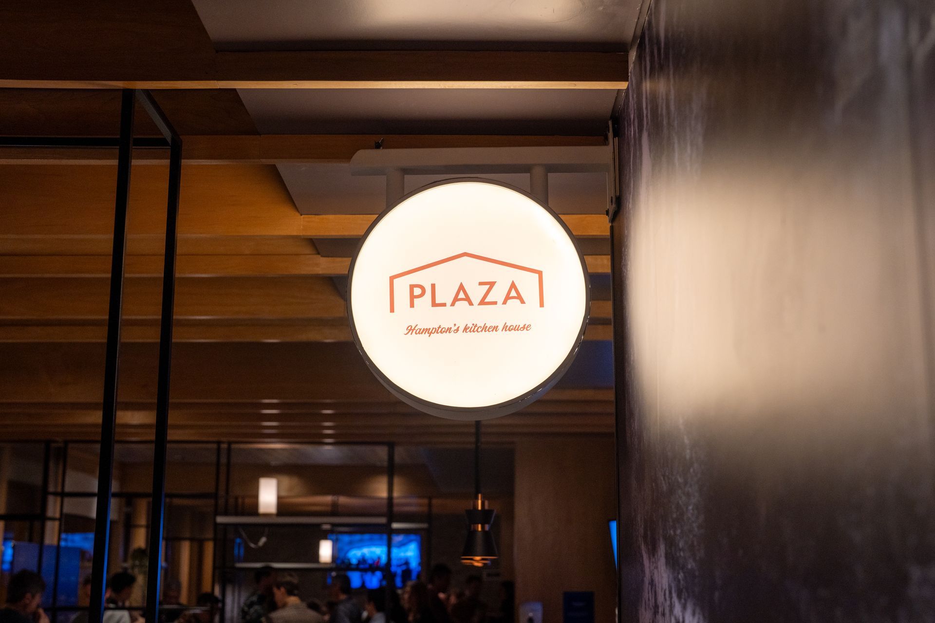 Imagen de un cartel del restaurante Plaza Hampton's Kitchen House