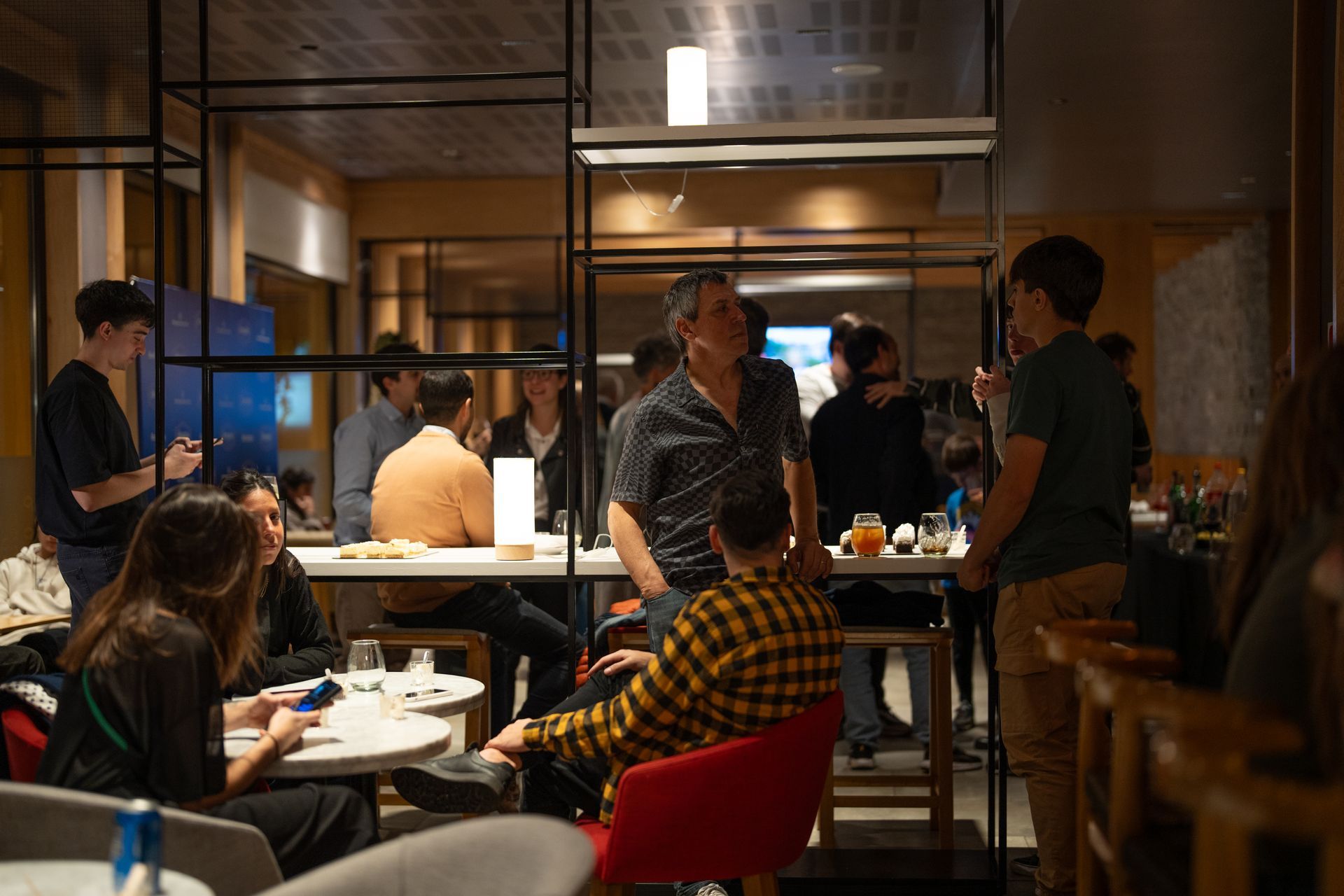 Personas en el restaurante Plaza Hampton's Kitchen House