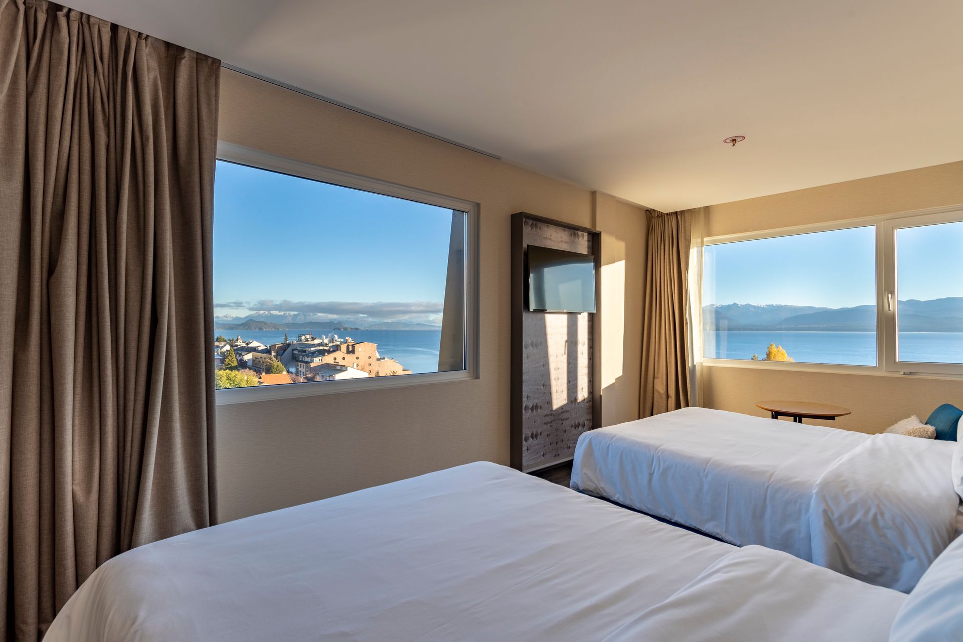 Imagen de la habitación con vista de 2 camas y ventanas hacia el lago