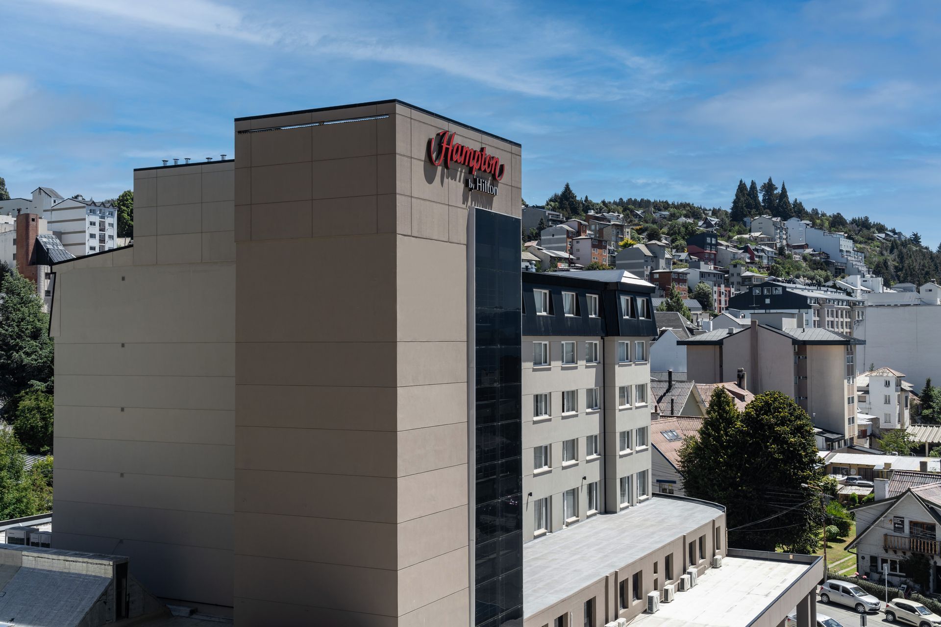Una habitación de hotel con dos camas, un escritorio y una silla.